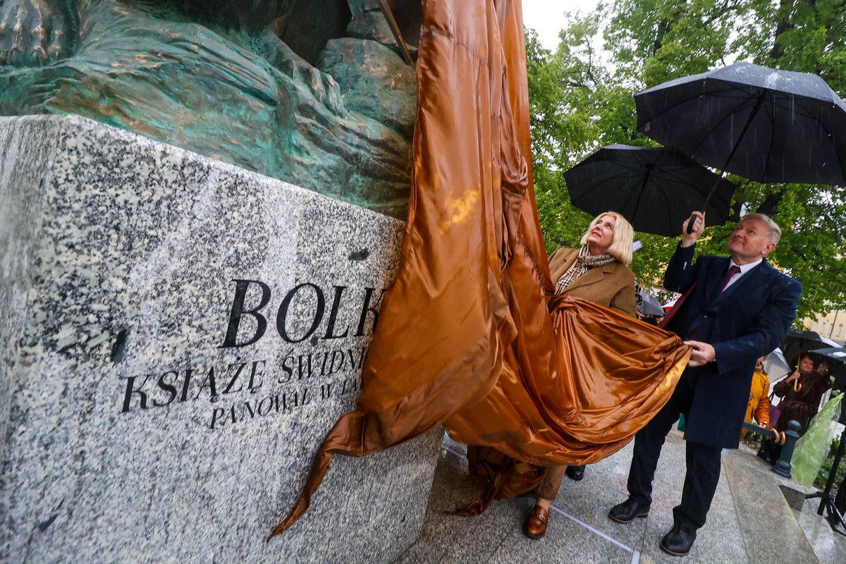 Beata Moskal-Słaniewska (@beata__ms) on Twitter photo Bolko wrócił do domu! Pomnik Bolka II Świdnickiego zwanego Małym odsłonięty. Był między innymi twórcą Księstwa Świdnicko-Jaworskiego.
<a href="/PrzystanekD/">Przystanek Dolny Śląsk 💛🖤</a> <a href="/SwidnicaUM/">Świdnica</a> #dlaŚwidnicy <a href="/LBokszczanin/">Lech Bokszczanin 🇵🇱🇪🇺</a> Bolko wrócił do domu! Pomnik Bolka II Świdnickiego zwanego Małym odsłonięty. Był między innymi twórcą Księstwa Świdnicko-Jaworskiego.
<a href="/PrzystanekD/">Przystanek Dolny Śląsk 💛🖤</a> <a href="/SwidnicaUM/">Świdnica</a> #dlaŚwidnicy <a href="/LBokszczanin/">Lech Bokszczanin 🇵🇱🇪🇺</a>