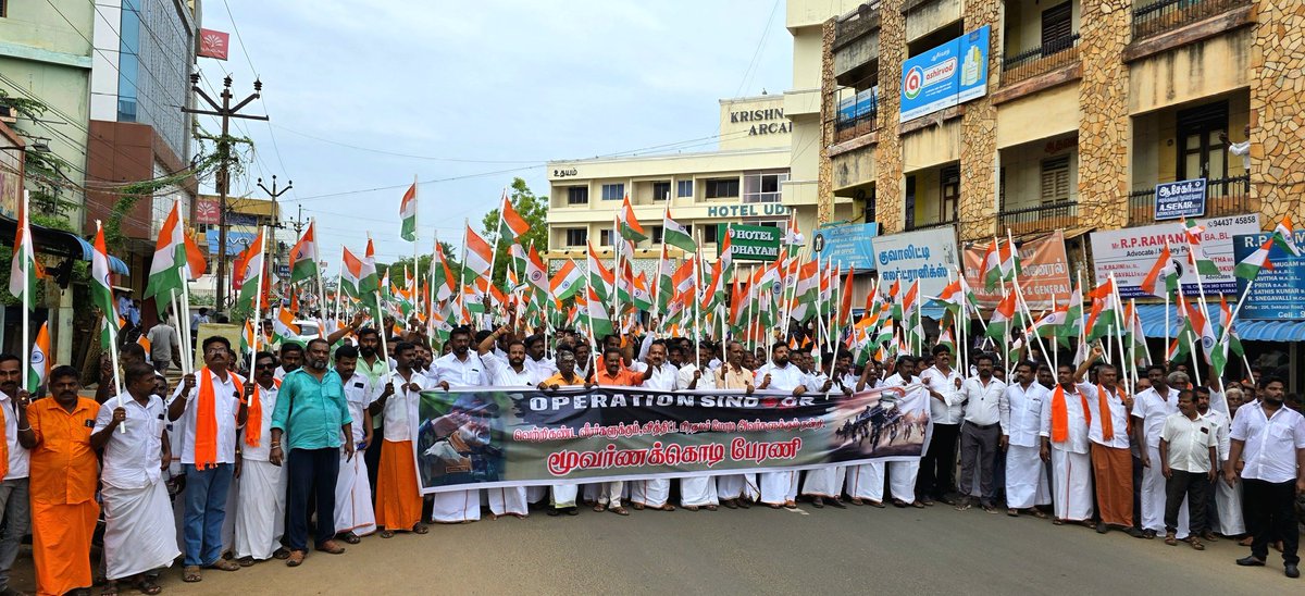krpillappan's tweet photo. #OperationSindoor வெற்றிகரமாக நடத்தி தீவிரவாதிகளுக்கு தக்க பதிலடி கொடுத்த இந்திய ராணுவத்தினருக்கும் அதற்கு வித்திட்ட மாண்புமிகு பாரத பிரதமர் @narendramodi அவர்களுக்கும் நன்றி தெரிவிக்கும் விதமாக சிவகங்கை மாவட்டம் காரைக்குடியில் மூவர்ணக் கொடி யாத்திரை பிரமாண்டமாக நடைபெற்றது 🇮🇳 https://t.co/yix7jK5XcB