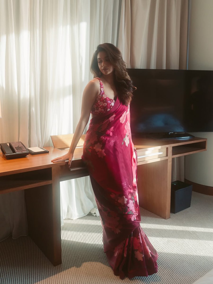 Trends Keerthy (@trendskeerthy) on Twitter photo Not just a saree, but a story told —
Of beauty, poise, and grace in gold.
She doesn’t pose, she paints poetry.
🌷📖 <a href="/KeerthyOfficial/">Keerthy Suresh</a>
#KeerthySuresh Not just a saree, but a story told —
Of beauty, poise, and grace in gold.
She doesn’t pose, she paints poetry.
🌷📖 <a href="/KeerthyOfficial/">Keerthy Suresh</a>
#KeerthySuresh