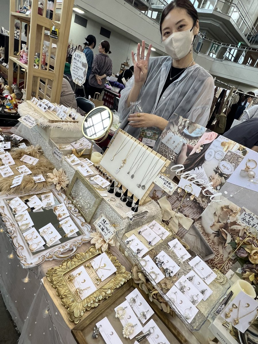 8585cky's tweet photo. もろちゃん襲撃🤣
営業妨害すまん🤣
ステキなもろちゃんにステキなアクセ😍😍😍
楽しかった💚
もろちゃんいつもありがとう
(⋆ᴗ͈ˬᴗ͈)”🫶
#aneri
#博多ハンドメイドマルシェ https://t.co/DM5ItxYTcF