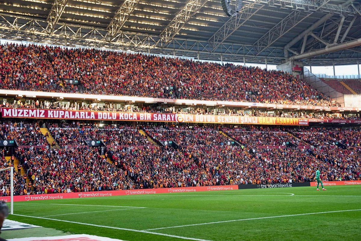 GalatasaraySK's tweet photo. Bu akşam RAMS Park’ta 90 dakika boyunca susmadan TAM DESTEK! #KONSANTRASYON 🙌 https://t.co/LBgnqdu6Fs