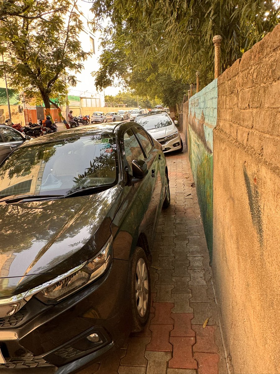 KahanPatel6's tweet photo. @AhmedabadPolice @SafinHasan_IPS 
Respected sir The visitors coming to Ahmedabad one mall park their car in very reckless way as you can see the car is half parked on the footpath there is no space for pedestrians to walk Please enforce parking laws around Ahmedabad one mall. https://t.co/J9fYL3mwUp
