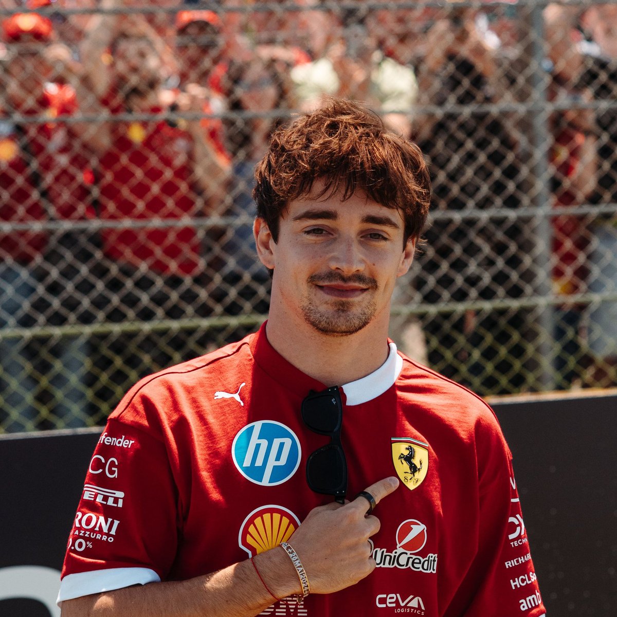 FerrariF1FRA's tweet image. 🔴 Comme à Monza 2022, Baku 2023 et maintenant Imola 2025, Charles Leclerc montre fièrement le logo de Ferrari. Quand l'homme est attaché à la marque.
Ferrari doit se réveiller, se remettre en question de la présidence aux chefs techniques en passant par le Team Principal et…