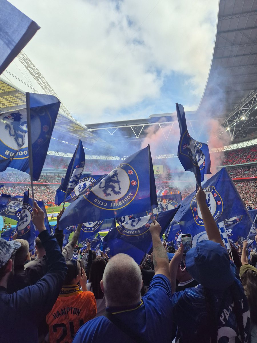 At the Women's FA Cup final and every year it annoys me that Prince William doesn't bother with the Women's football 🙄