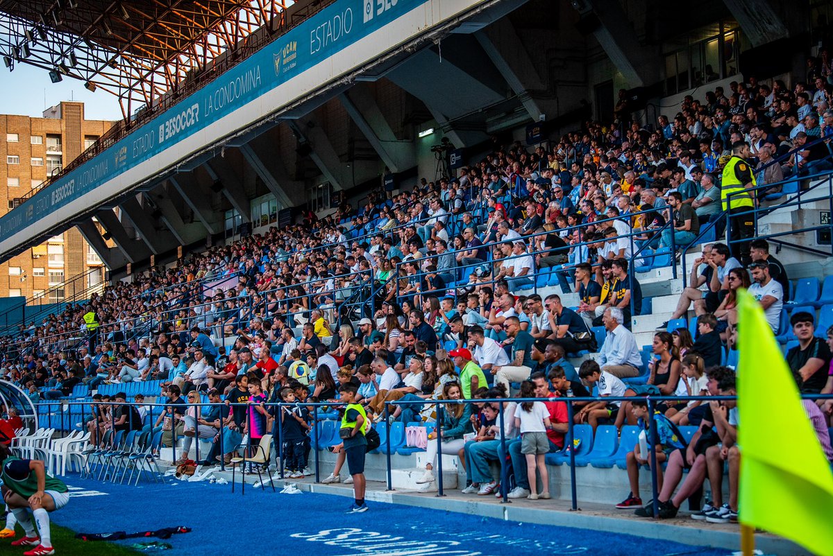 🫂 Gracias por vuestro aliento y fuerza.

¡GRACIAS a los 3614 espectadores que estuvieron ayer en las gradas del Estadio BeSoccer La Condomina! 

⭐️ Partido 𝐌𝐞𝐫𝐜𝐚𝐝𝐨 𝐝𝐞 𝐂𝐨𝐫𝐫𝐞𝐨𝐬

#UCAMMurciaFabril | Vuelta - Playoff
