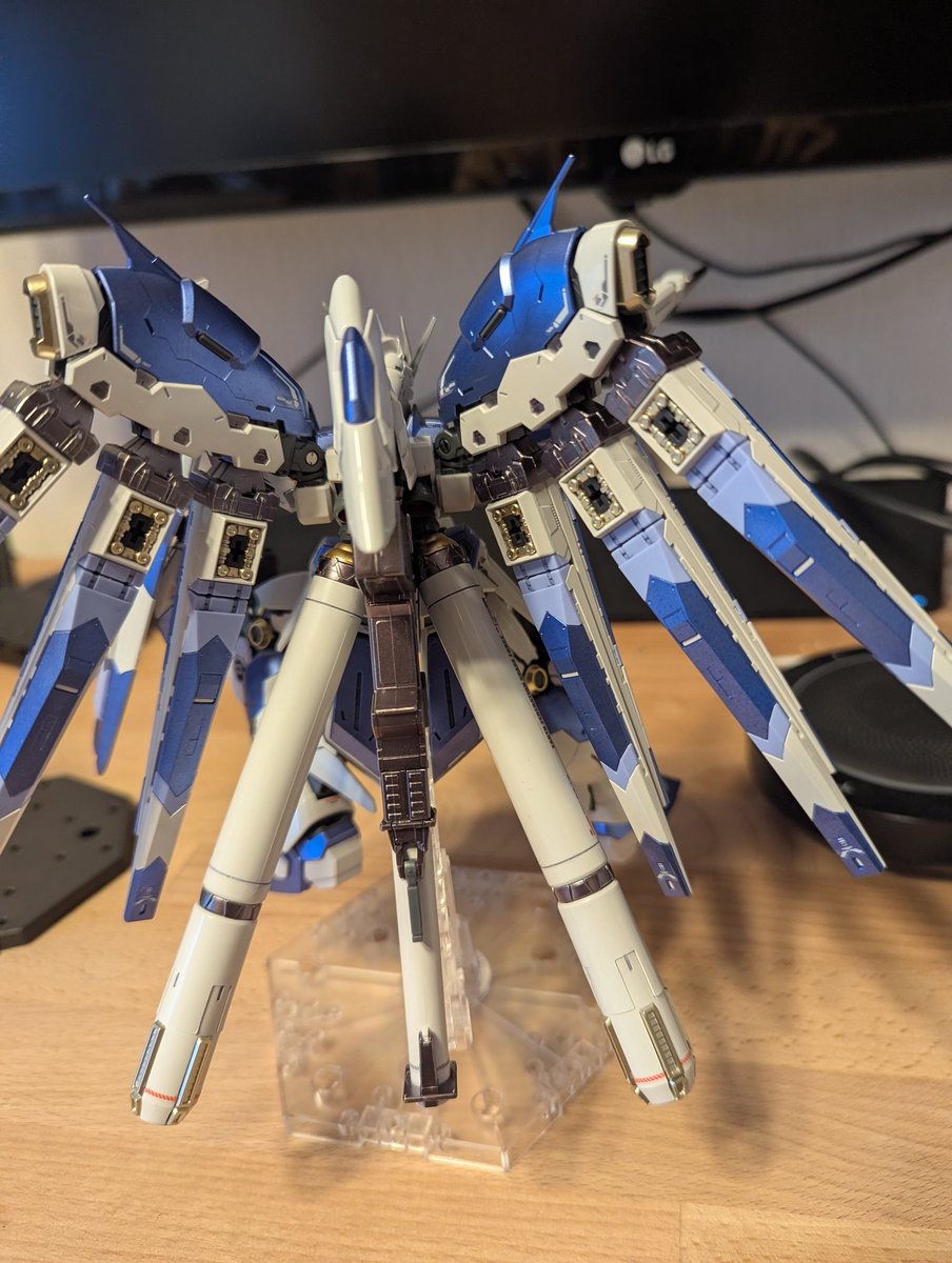 karubi292929's tweet photo. #ガンプラの画像を貼るとRTされると聞いて
#ガンプラ好きな人たちと繋がりたい 
#RG
#GMAS
デカール貼ってHi-νガンダようやく完成。
噂に違わぬイケメンで満足。
来月ハイパーメガバズーカランチャと並べたい。 https://t.co/xHGWUD1eu4