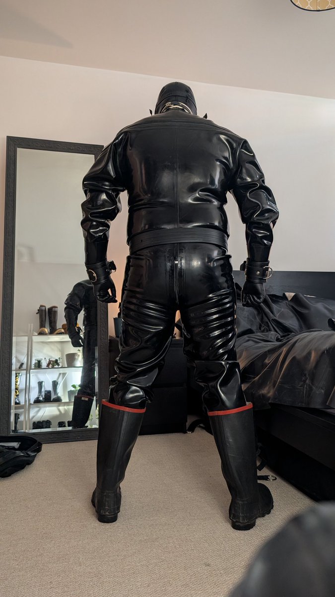 3 layers. Collar locked.