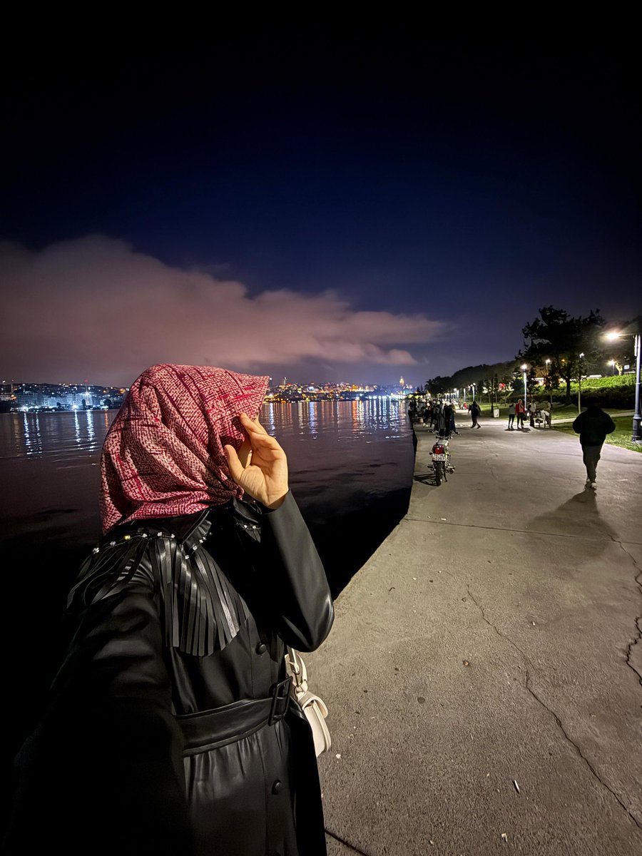 fethymrsn's tweet photo. Geceyi güzelleştiren şehrin ışıltısı değil Deniz'in sakinliği ve huzuru 
#GeceyeNotum https://t.co/fA3Ip9VGLr
