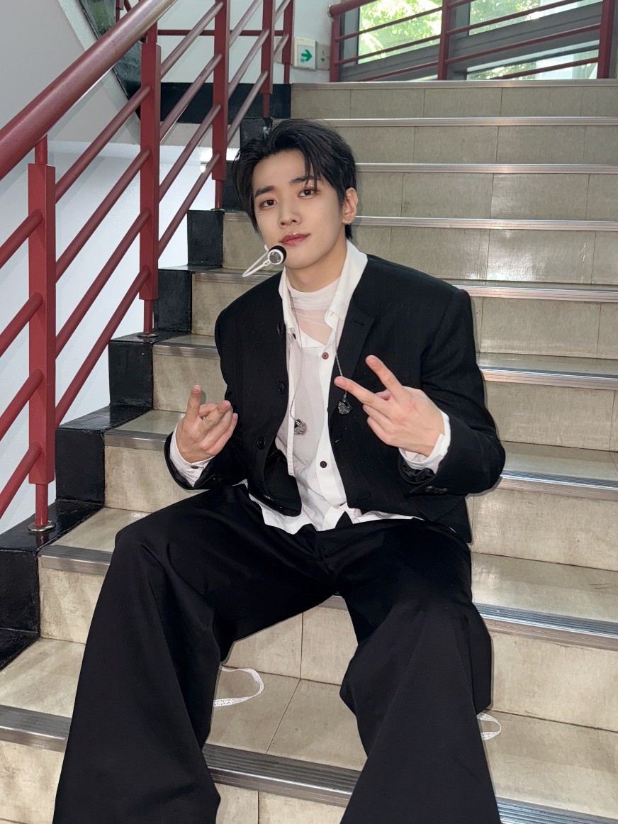 dkz_dy's tweet photo. [#재찬] 재짱이도 인가계단 찍어봄 https://t.co/GGvsWMRD2b