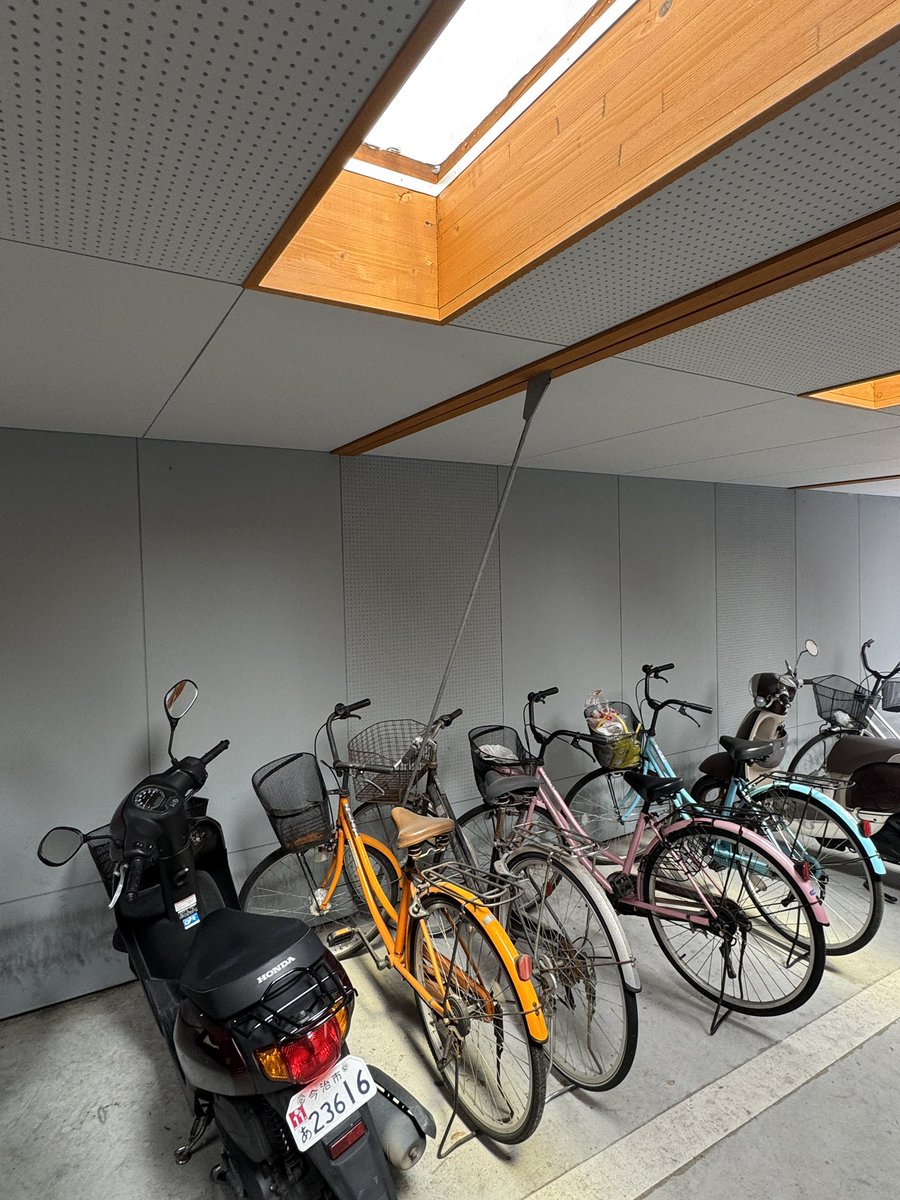 shinya_yamamot's tweet photo. 西沢大良による今治駐車場。
かなり格好良い。計算尽くされた空間はいつでも感動を呼ぶ。高さは2.6m。
駐輪場という神聖なものに。 https://t.co/3OrPFXIZW6