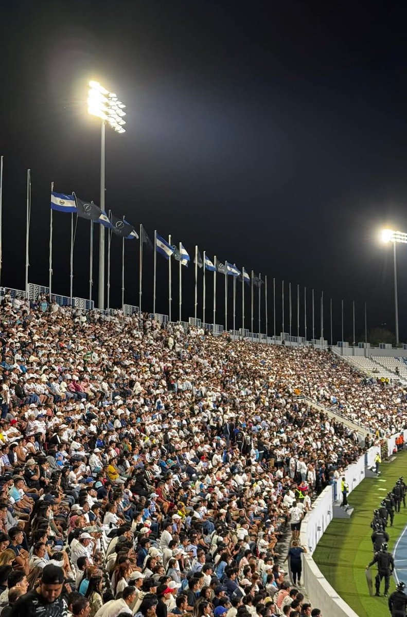AficionadoAlian's tweet photo. Aficionado Aliancista. ¿Desde dónde vendrás apoyar a @AlianzaFC_sv? LIKE y RT si apoyaras en el Estadio a los albos!!! https://t.co/YIBSVLtycl