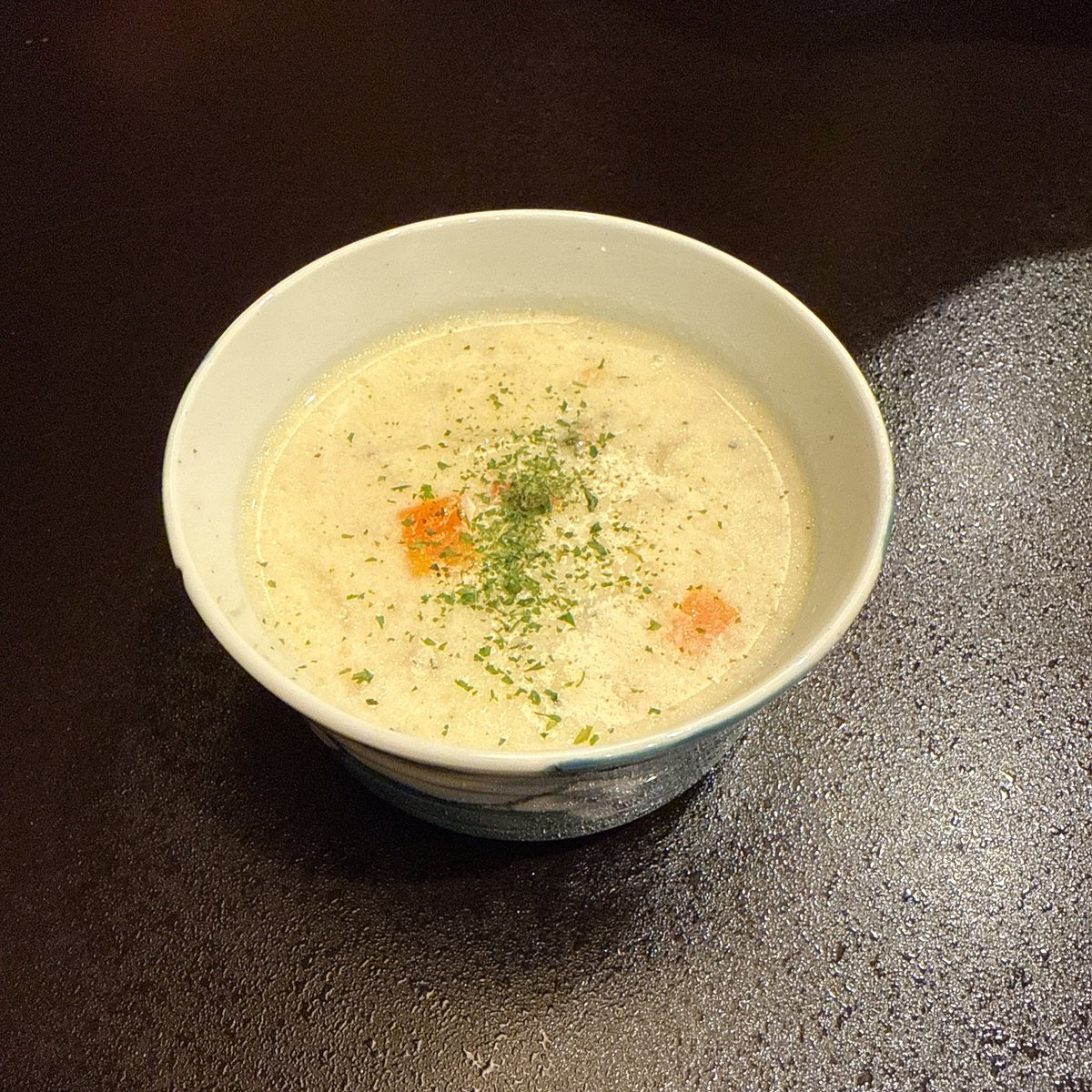 先月東大前にオープンした
かき氷 縁 𝖸𝗈𝗌𝗎𝗀𝖺 🐇

クラムチャウダーとセットになってるの🥣

かき氷の中は黒豆餡子が入ってて、
外には求肥、まさに氷大福でした🤍

今まで食べたかき氷の中で
トップレベルの美味しさだった🍓
また行きたい🧚🏻‍♀️