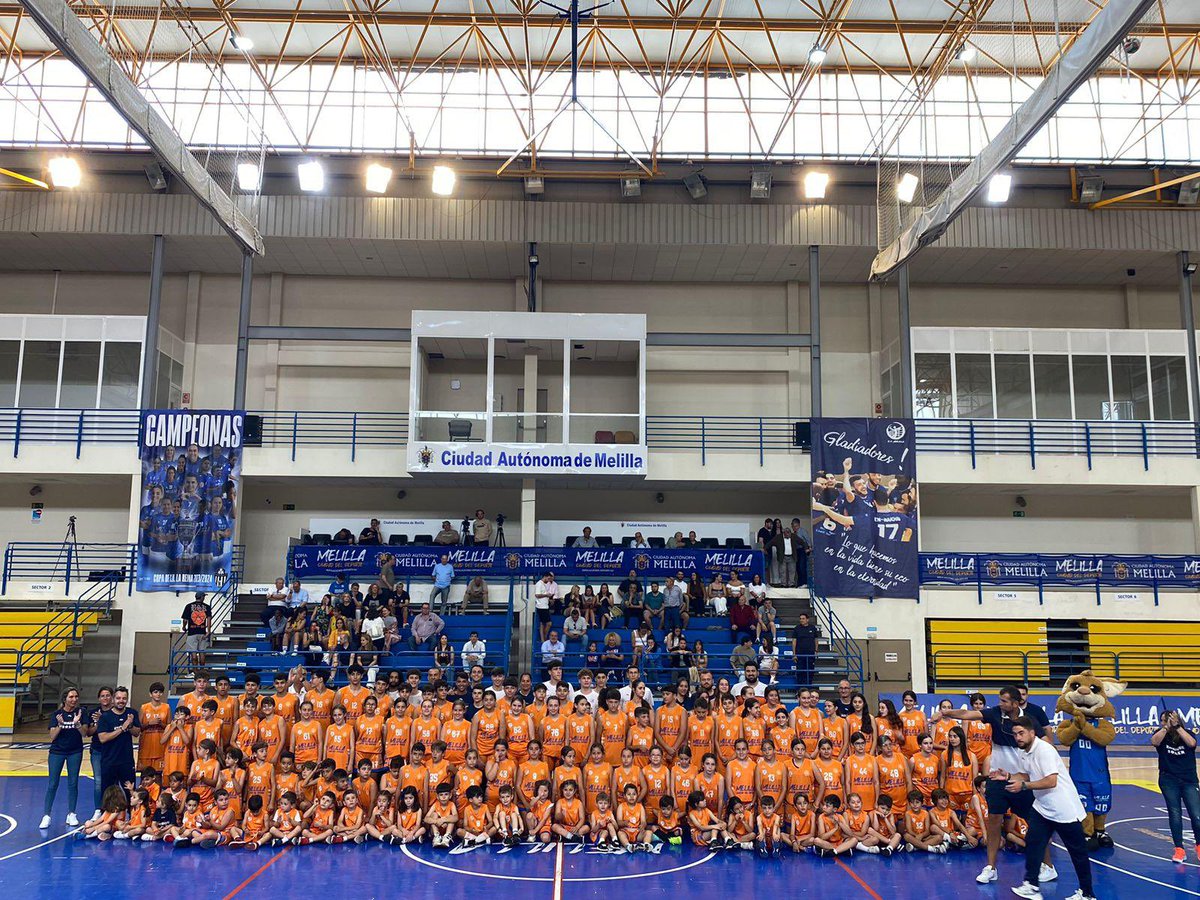 CAMESoler's tweet photo. Homenaje a la cantera del Club Deportivo Enrique Soler por parte del Club Melilla Baloncesto. Grande nuestros peques y mayores!!!!!🏀🏀🏀🏀 https://t.co/IYqhZeihuK