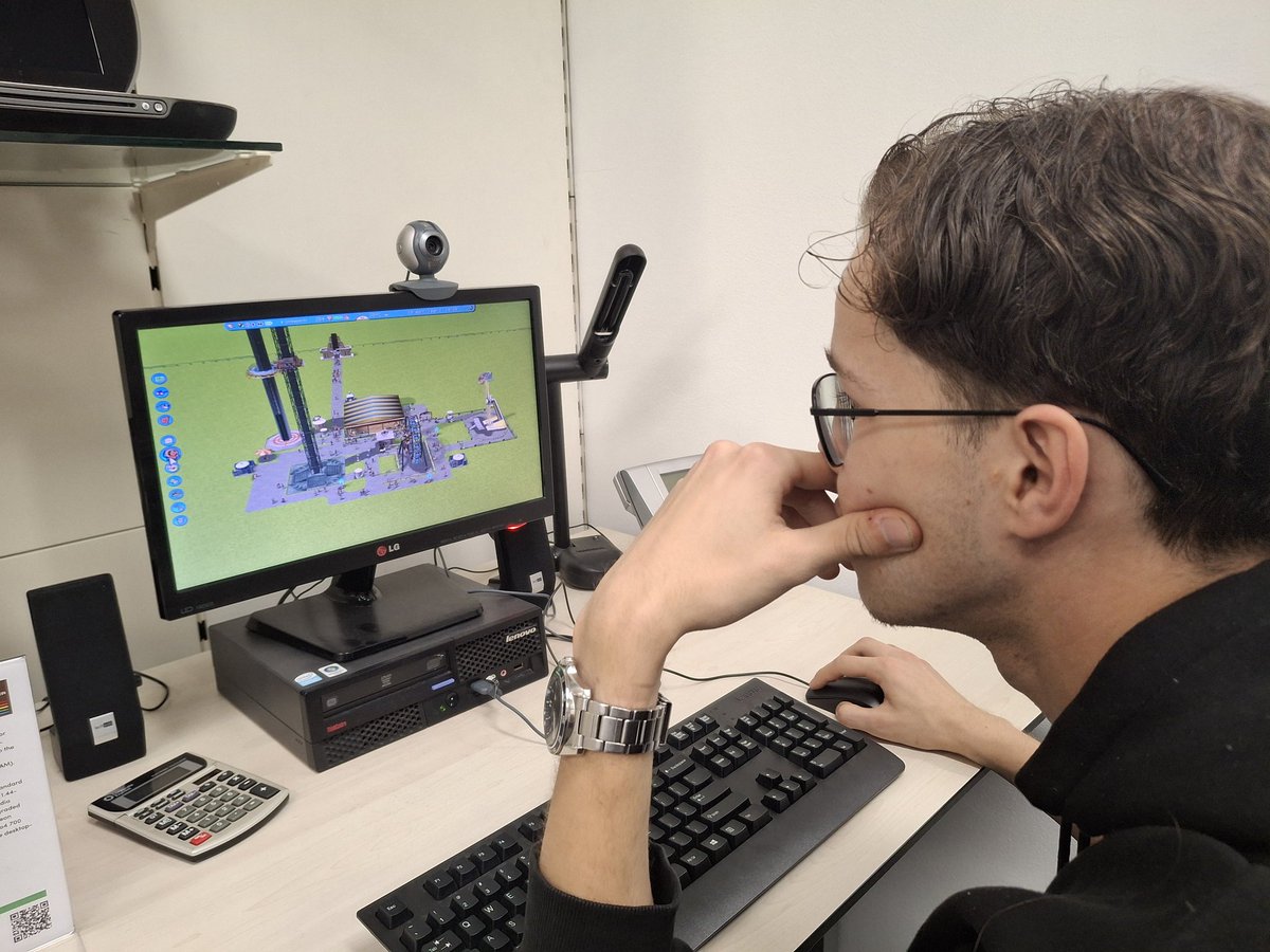 Gentleman_VH's tweet photo. Je kunt hier nog Rollercoaster Tycoon spelen. We gaan nooit meer naar huis! 😁 #HomeComputerMuseum https://t.co/7O90iG9PYt