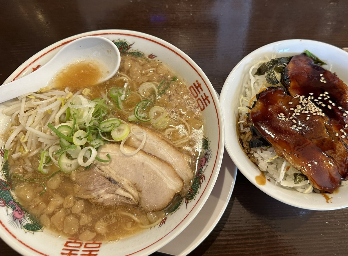 tetsutsuri's tweet photo. 今日もふらっと広島へ
あれっ？お腹ぺったんこ…🙄
釣果は…www
ボウズじゃないからヨシっ！！

いろんな人と話したし
ブリ釣れるところ見れたし
いい時間過ごせたし
また行こう♪

帰りはラーメンの口になってしまい
またキメてしまいました🤪

#永易流紀州釣り
#紀州釣りが好き 
#広島
#釣武者で遊べ https://t.co/5q8Ca0MmcL