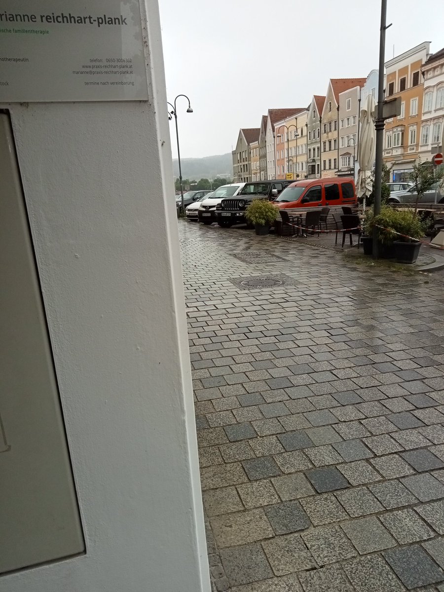 Gerha7Gerta's tweet photo. Es regnet und regnet....Ich gehe spazieren und komme waschlnass zurück. Meistens verbringe ich meine Zeit in Cafés oder Gaststätten. (Mein Urlaub)😀 https://t.co/iR6xqpYAAC