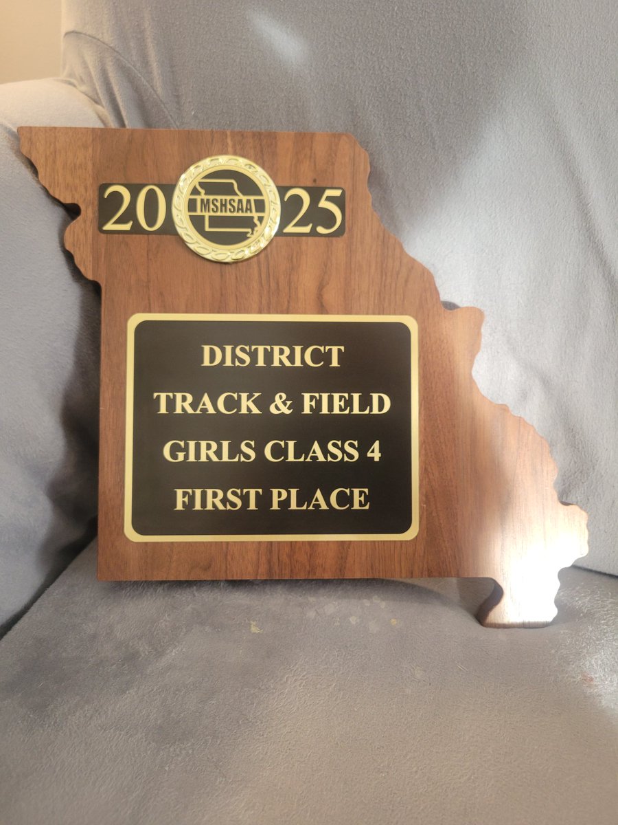 SprintersCompen's tweet photo. Heck of a job @PCHXC_TF  in a TIGHT contest the girls won! 1st &amp; 2nd were split by 3 points! There was a tied for second! Holy cow. Since 2011 we've placed 1st or 2nd each season!  Unreal. Congrats to the boys who had a good day finishing 2nd. @parkwayathletes  #finishstrong https://t.co/irj45lwFGo