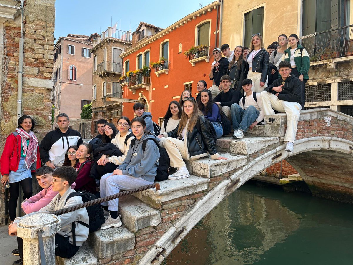 iespsb's tweet photo. Viaje de Estudios Italia 1.º de Bachillerato.
Maravilloso viaje, organizado por la jefa del DACE Magdalena Salgado, en el que nuestro alumnado pudo conocer la magia de Florencia, el encanto de Lucca, la tradición erudita de Bolonia, la icónica Pisa y la onírica Venecia. https://t.co/8fPIAx7kW3
