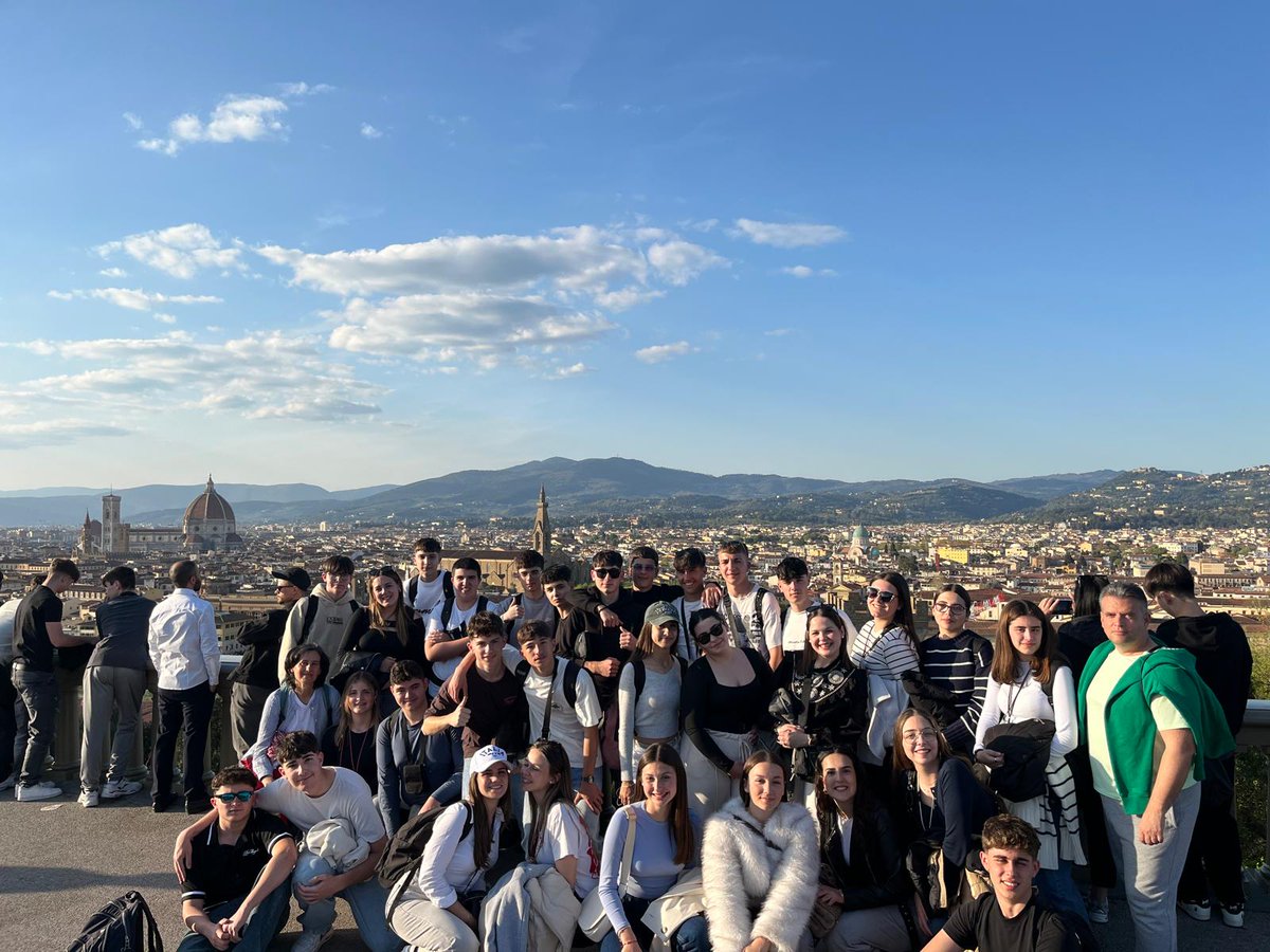 iespsb's tweet photo. Viaje de Estudios Italia 1.º de Bachillerato.
Maravilloso viaje, organizado por la jefa del DACE Magdalena Salgado, en el que nuestro alumnado pudo conocer la magia de Florencia, el encanto de Lucca, la tradición erudita de Bolonia, la icónica Pisa y la onírica Venecia. https://t.co/8fPIAx7kW3