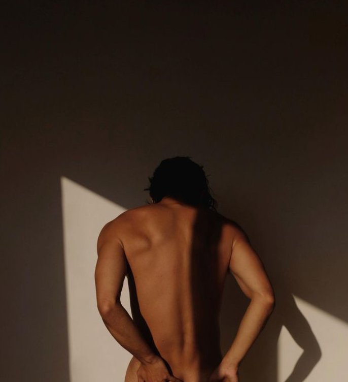 Mr_Dazappan's tweet photo. "Bathed in the golden light, skin bare and warm, the sun whispers secrets of peace and belonging."
📸 @fabio. https://t.co/jiBxtrkdnP