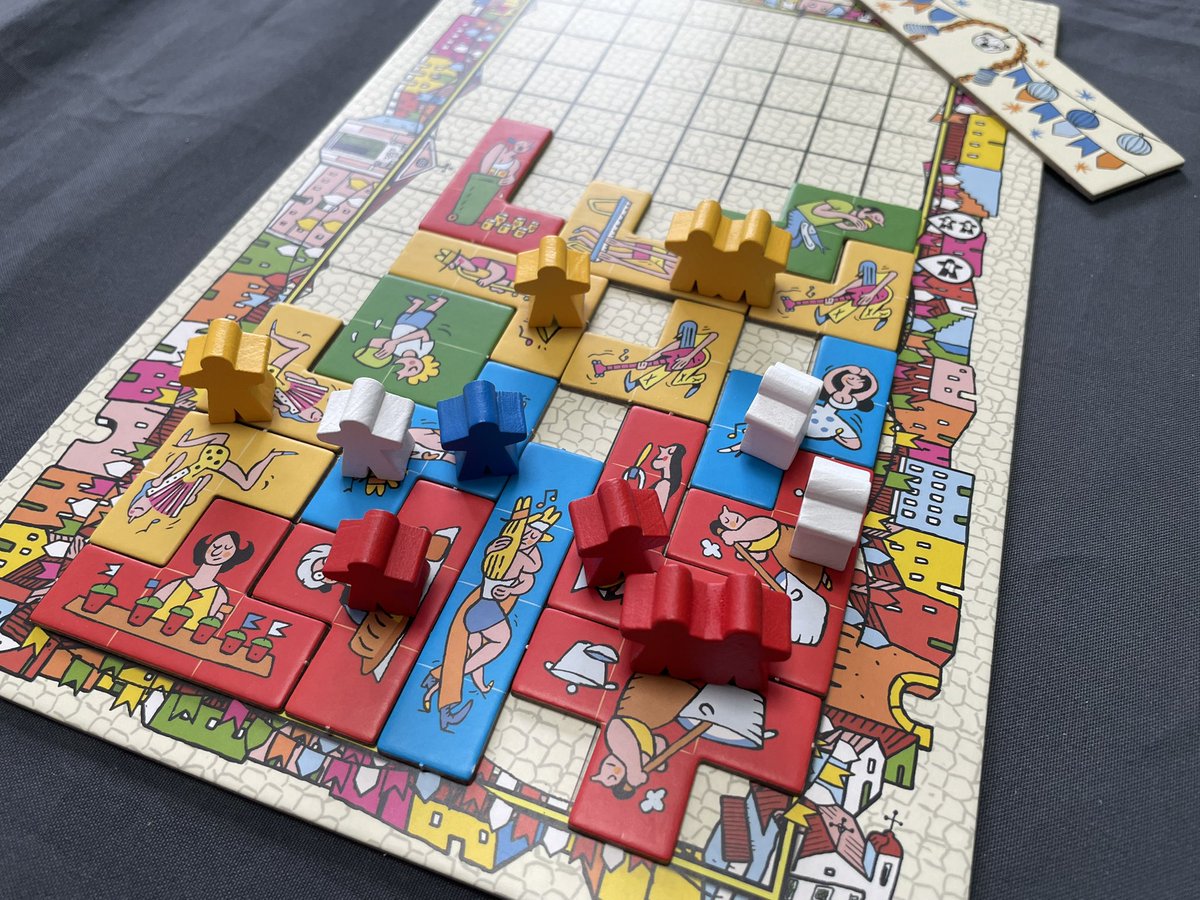 CelestialCrownC's tweet photo. 2025/5/18
#新宿クローズ:#Arraial
扶養控除(怒)←4人戦
中央で向きを決めてから取得して、手元でテトリス。天井は下がってくるが列を揃えれば戻せ、同色ミノを繋げると加点。各色最大マスには+2点。
流石に裁量権が足りない。特に3R目は90度しか回転出来なく、色も捲り次第。難度と理不尽は違う。 https://t.co/US4hJRERqo