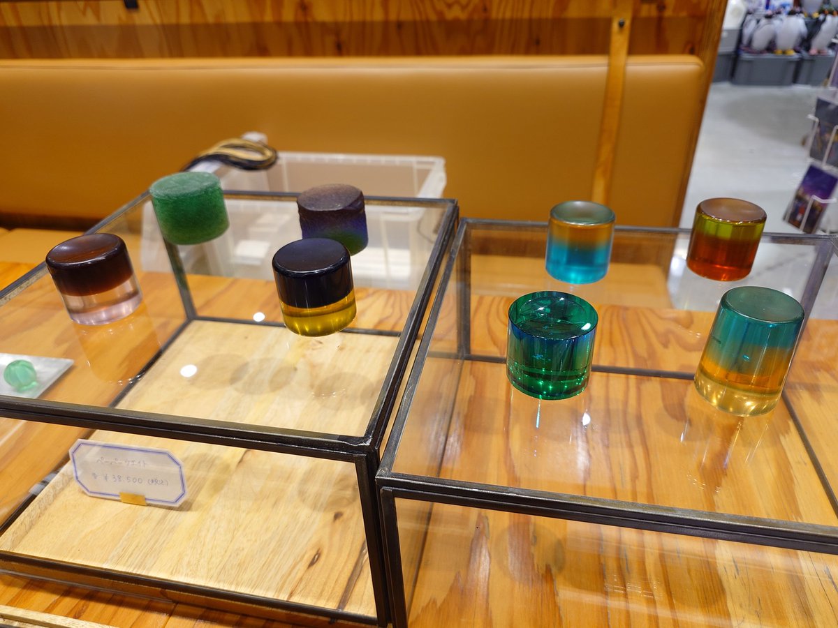 misico_msc's tweet photo. ランチの後は川口剛さんのGLASSSHOWへ
川口さんから貴重な制作のお話を聞けたり、素敵な作品を沢山拝め充実した時間でした
今回は気になっていた🖐️を購入
ラス1だった…
#川口剛 #ofunaglass
#GLASSSHOW
#岡﨑百貨店
#ストヨコ https://t.co/ZexpzRiAEp