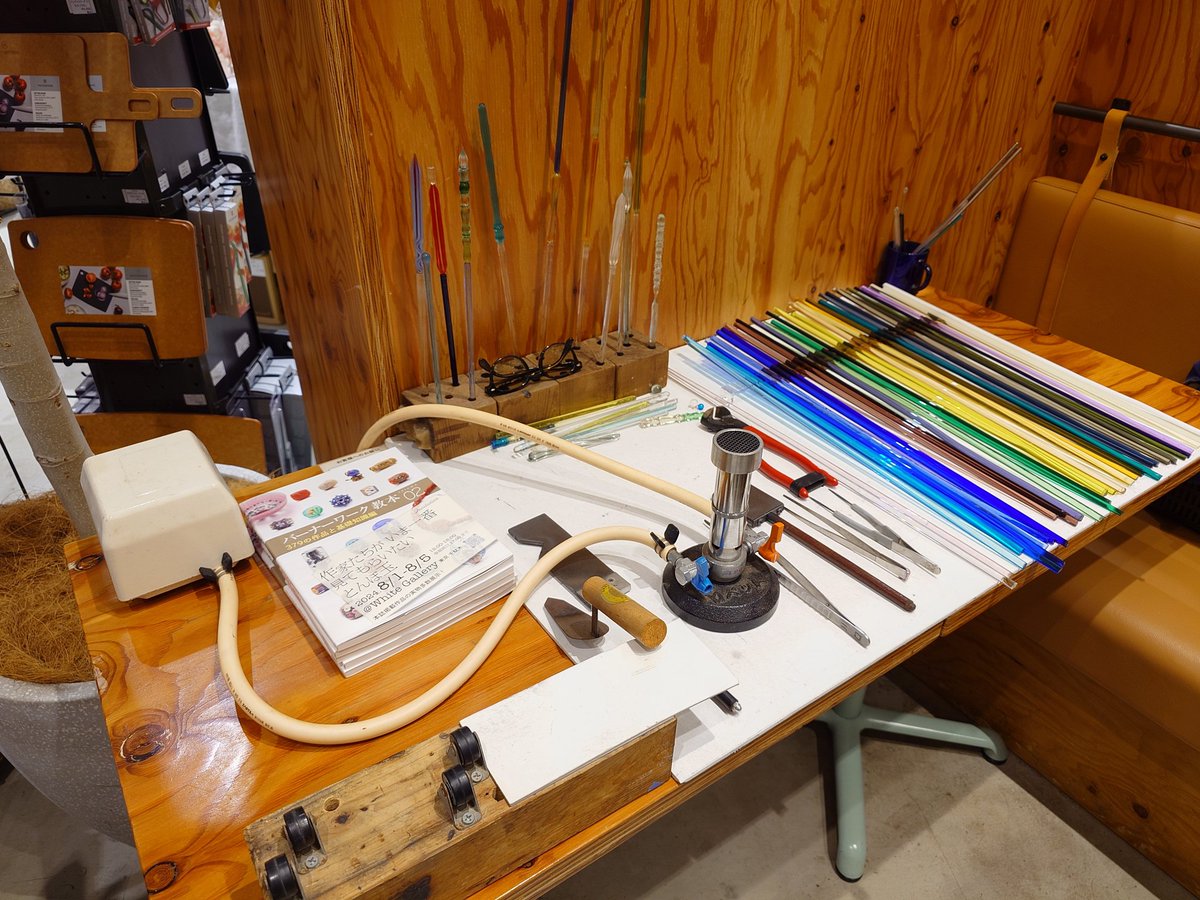 misico_msc's tweet photo. ランチの後は川口剛さんのGLASSSHOWへ
川口さんから貴重な制作のお話を聞けたり、素敵な作品を沢山拝め充実した時間でした
今回は気になっていた🖐️を購入
ラス1だった…
#川口剛 #ofunaglass
#GLASSSHOW
#岡﨑百貨店
#ストヨコ https://t.co/ZexpzRiAEp
