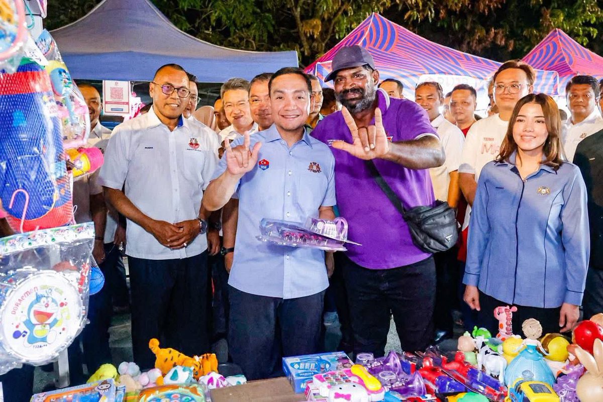onnhafiz's tweet photo. Syukur Alhamdulillah, saya berkesempatan hadir ke Majlis Pelancaran Insentif Khemah Kepada Usahawan Mikro Bagi Tahun 2025 di Pasar Malam Jalan Kemuliaan, Taman Universiti.

Kerajaan Negeri menerusi Perbadanan Usahawan Johor Sdn Bhd (PUJB) telah mengagihkan sebanyak 6,000 unit khemah kepada penjaja dan usahawan kecil di seluruh Johor, merangkumi 10 Pihak Berkuasa Tempatan (PBT), sebagai usaha memperkasa ekonomi rakyat melalui sokongan fasiliti niaga yang lebih kondusif.

Pada tahun 2024, sebanyak 2,000 unit khemah telah berjaya diagihkan kepada para usahawan mikro. Memasuki tahun 2025, jumlah tersebut mencatat peningkatan membanggakan sebanyak tiga kali ganda. Peningkatan ini jelas mencerminkan komitmen tinggi Kerajaan Negeri Johor dalam memperluas manfaat kepada rakyat, membela kebajikan peniaga kecil, serta memperkukuh sektor ekonomi mikro di negeri ini.

Khemah yang disediakan bukan sekadar alat berniaga, tetapi simbol sokongan kerajaan kepada pengusaha kecil yang berjuang gigih demi kelangsungan hidup dan kelestarian ekonomi tempatan. Ia juga memperlihatkan kesungguhan kita dalam mempertingkat imej dan standard pasar malam serta penjaja kecil, agar terus relevan dalam landskap ekonomi semasa dan masa depan.

Semoga inisiatif ini menjadi pemangkin kepada pertumbuhan ekonomi mikro yang lebih dinamik, seterusnya menyumbang ke arah peningkatan taraf hidup rakyat Johor secara holistik, merentas bandar, desa dan kampung. Kerajaan Negeri akan terus komited untuk menyediakan dasar yang mendokong aspirasi usahawan kecil dan sederhana di negeri ini. Insya-Allah.

Allah Peliharakan Sultan
Allah Berkati Johor

#BangsaJohor #MajuJohor #JohorBersih #JohorSelamat #XtifJohor