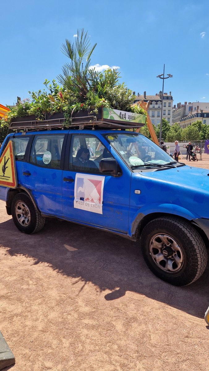 10_M_de_Copros's tweet image. A Lyon, la palme de l’humour… sur un ton apaisé et ensoleillé.
Non, aux #ZFE Non au #DPE