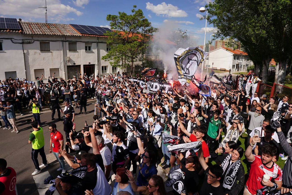 salmanticafans's tweet photo. Ayer fue un día en el que, pese a lo ocurrido en el césped, nuestro sentimiento blanquinegro salió reforzado.

¡Gracias a todos los que acudisteis a la previa! https://t.co/71BwM9b6Fc