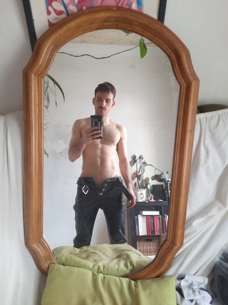 Sunday mood! 
Waiting for my date to suck me off 🍆💦💦💦
Who needs a dick rn?