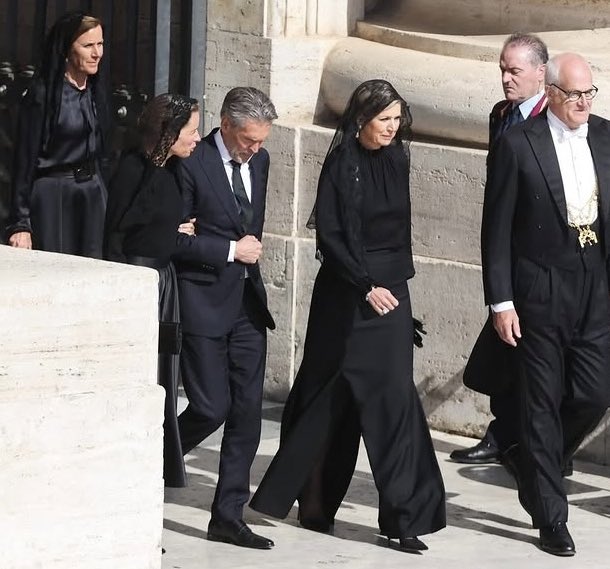 Ich sag‘s, wie es ist, ich tu mich schwer mit diesem Schwarze-Witwe-Verschleierungslook. 

#PopeLeoXIV