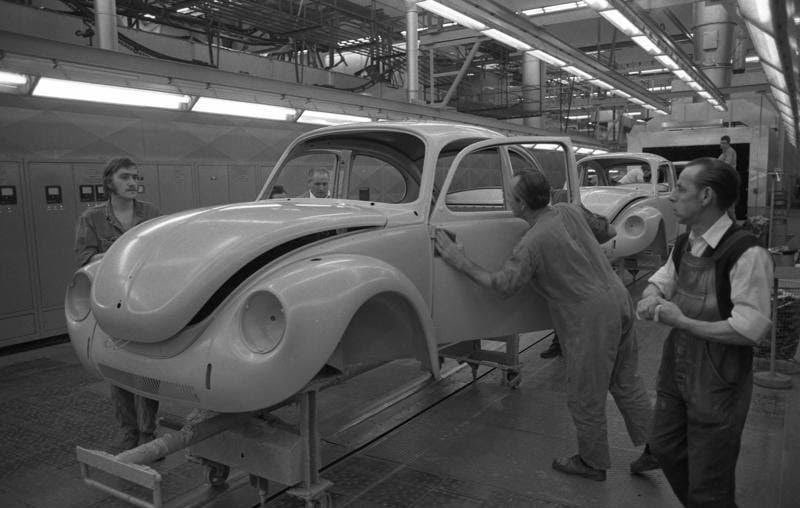 1303 Super Beetle bodyshells on the paint line at Wolfsburg, January 1973. More factory pictures superbeetles.com/factory.html