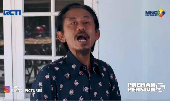 dzakdelarocha's tweet photo. sepertinya belum ada nama beliau di thread ini

mantan preman ✅
supir bajaj ✅
satpam ✅
office boy ✅
penghulu ✅
ketua sekte ✅
peserta lomba "sakit" ✅
bos industri pornografi ✅
dll

epy kusnandar adalah salah satu aktor serba bisa di indonesia https://t.co/HNGGgYv4V3