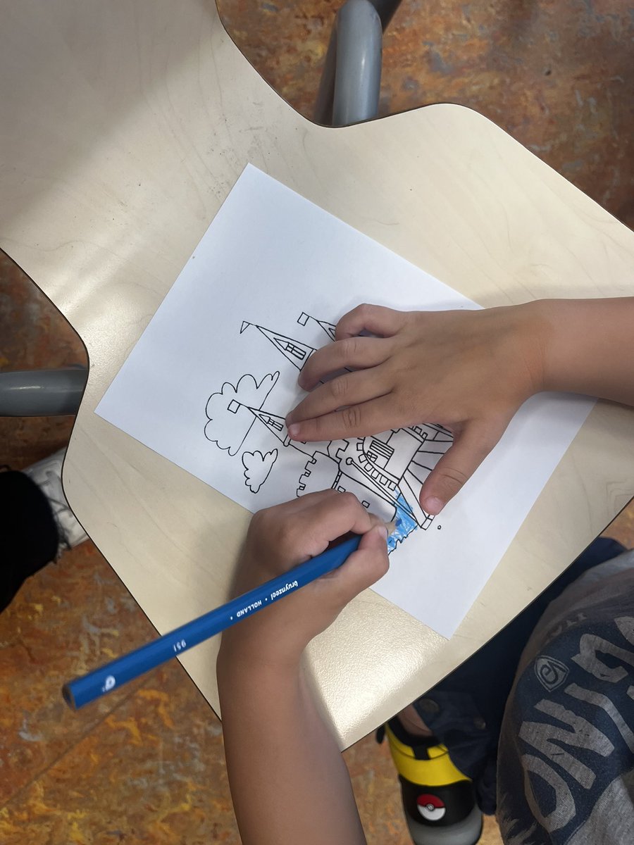 Ik zag weer mooie lessen op de Johannesschool.

Er worden steeds meer informatieve boeken gelezen. Binnen het thema ‘bouwen’ een Willewete boek over ‘bijzondere bouwsels’ in 1-2. Begrippen als ‘slotgracht’ en ‘kantelen’ zijn samen herhaald én ingekleurd ter controle van begrip.