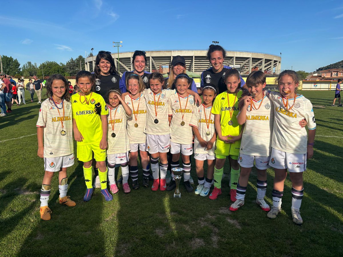 RVfemenino's tweet photo. 🥈💜 ¡Subcampeonas en Mojados!

Nuestras benjamines cayeron en la final (0-1) ante el Palencia Cristo Atlético.

Una preciosa experiencia más en la mochila 🎒 

#pucela #RVFemenino https://t.co/YKSBPFY7ue