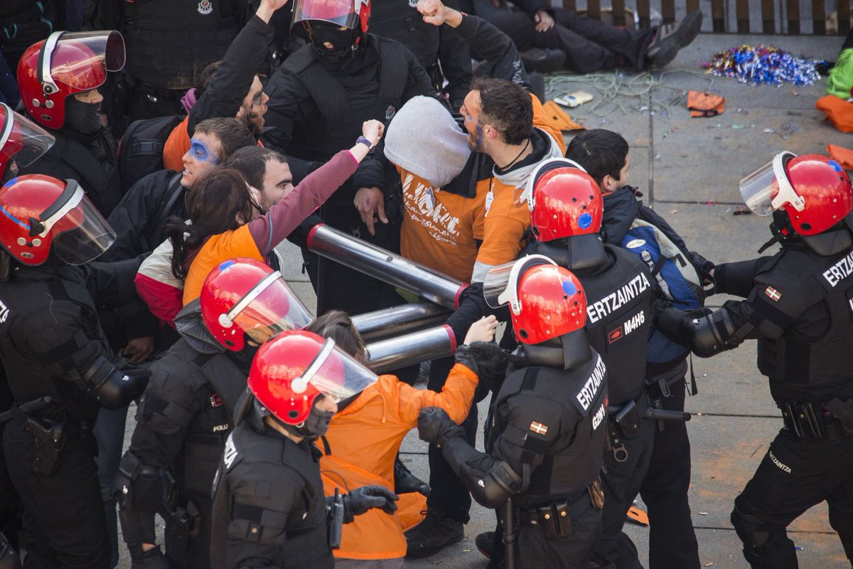 Gaur, 10 urte pasa dira Gasteizko herri harresia bortizki hustu zutenetik. Milaka gazte batu ziren Andre Maria Zuriaren plazan, 3 militanteri babesa eta elkartasuna adierazteko. 20 atxilotu eta 70 zauritu baino gehiago utzi zituen ertzaintzaren operazioak.