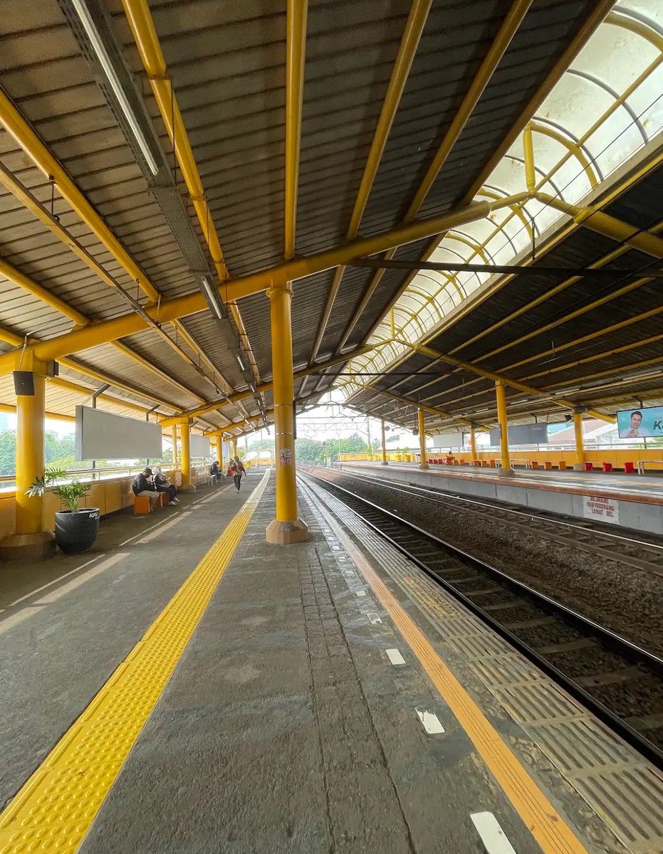 St. Gondangdia adalah stasiun dengan ambience peron paling damai
