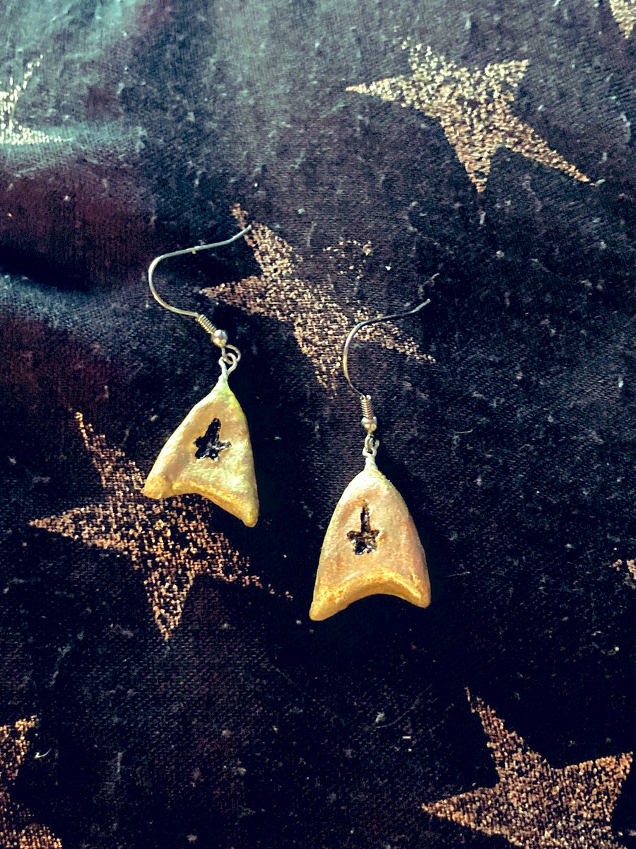 Look how cute these earrings I made are! I didn’t have any acrylic paint so I used nail polish but if it works, it works! 🖖
