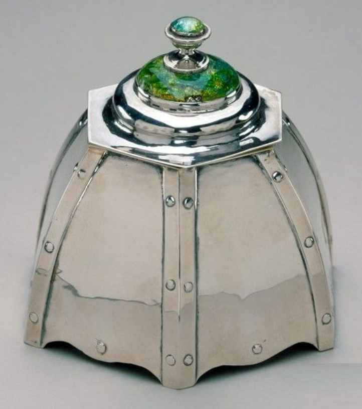 Charles Robert Ashbee produced “honestly” made objects, with exposed rivets and screws, echoing the ethos of the Guild of Handicraft, Ashbee’s crafts cooperative founded in 1888.
⁠
Charles Robert Ashbee, Inkwell, 1907, <a href="/artsmia/">Minneapolis Institute of Art</a>⁠
#AntiqueOfTheDay