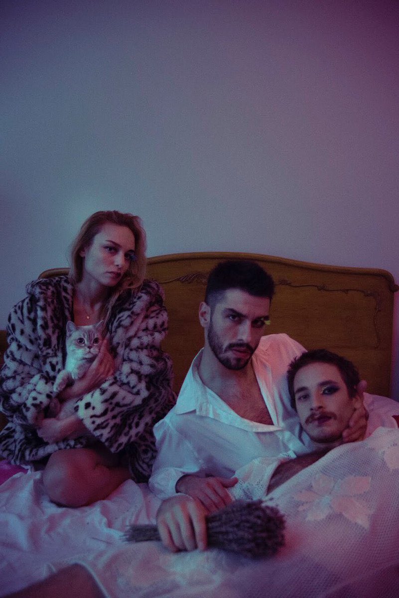 Aras Aydın'ın dünya starları ile aynı kadroda yer alması ve başarısı şaşırtıcı değil, kendisi cesur ve kalıpların dışında bir oyuncu. Craft Tiyatrosu'nun Kalp oyununda eşcinsel bir karakteri layığıyla performe ediyordu,çağdaşı yerli oyuncular gibi tek kalıp rollerin insanı değil.