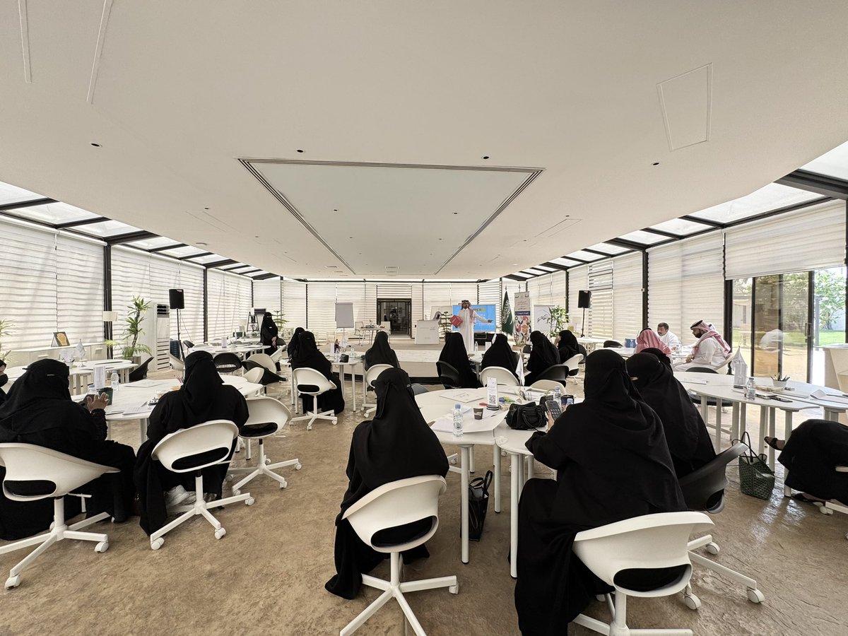 شاركت #الجمعية_الخيرية_للأمومة_والطفولة "إيلاف" في دورة تدريبية بعنوان "المحتوى الإعلامي من الفكرة إلى التنفيذ" يقدمها أ. أيمن الغامدي، والتي ينظمها مجلس المنطقة الشرقية للمسؤولية الاجتماعية #ابصر، بهدف تطوير الكوادر الإعلامية وتمكين جهات القطاع الغير ربحي في صناعة المحتوى،