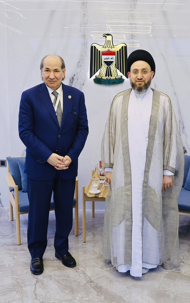 كان اللقاء معه كأنك تفتح نافذة تطل على زمنٍ لم تعشه، لكنك تشتاق إليه.. لم يكن في حضوره أي ضجيج، ومع ذلك، شعرت أن في الغرفة شيئًا تغير.. كأن الصمت صار أكثر احترامًا، وكأن الهواء قرر أن يُصغي.
في عيني سماحة السيد عمار الحكيم طمأنينة لا تُشبه الوقار السياسي، بل تُشبه حديث من تعلم أن