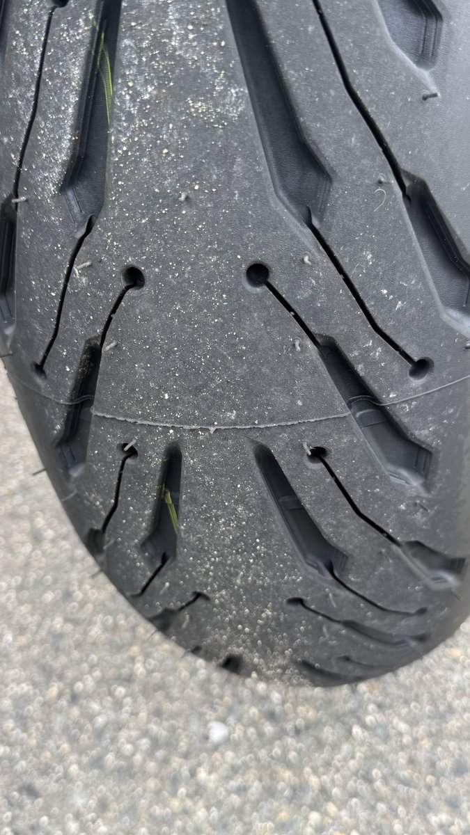 タイヤ🛞🛞を交換して、、
皮剥き（笑）
皮剥きに走ってきました。

今までずっとブリヂストンバトラックスT32だったので

候補は
ダンロップロードスマート
ミシュラン　パイロットロード
ピレリ　エンジェル

でしたが

行きつけのバイク屋さんに
ミシュランロード5を
35600円で、、、安い！