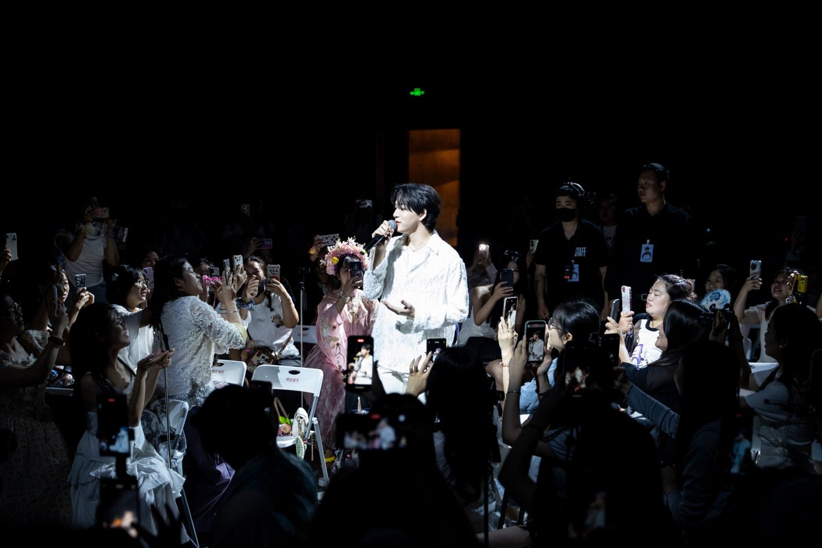 ANiceEnt's tweet photo. ปังไม่หยุด! “บาส หัสณัฐ” ลุยจัดแฟนมีตเดี่ยวที่หนานหนิง

#BAS1stSoloFanMeetinginNanning
#บาสหัสณัฐ #บาสเด็กอ้วนที่แท้จริง #bbasjtr

บอกได้เลยว่าปีนี้เป็นปีทองของหนุ่มมากความสามารถอย่าง “บาส-หัสณัฐ พินิวัตร์” เลยทีเดียว เพราะหลังจากซีรีส์ “Fourever You Project Part 1” จากค่าย Studio Wabi Sabi ได้จบไป แต่กระแสความปังความฮอตของเจ้าตัวยังตามมาอย่างต่อเนื่องทั้งในไทยและต่างประเทศ ล่าสุด “บาส หัสณัฐ” ลุยเดี่ยวเดินทางไปหาพบกับอินเตอร์แฟนจัดงานแฟนมีตติ้งที่เมืองหนานหนิง สาธารณรัฐประชาชนจีน ในชื่อ “BAS 1st Solo FanMeeting in Nanning” เมื่อวันที่ 10 พฤษภาคม 2568 ที่ผ่านมา โดย Studio Wabi Sabi ร่วมมือกับ Magic Cube Entertainment เสิร์ฟความสุขให้แฟนๆ มีความสุขจนล้นใจกันเลยทีเดียว

🔗https://t.co/lJEiHudfZt