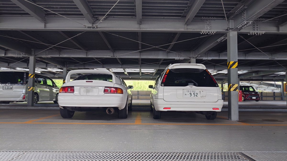 SCHWE1N_FLE1SCH's tweet photo. ゲームでの付き合いからまさか会って車並べることになるとは、7,8年前は想像もしてなかった。

ところでセリカさんあなたもこちら側ですか？
#オンラインダサシートオフ https://t.co/U2LCUsvPbz