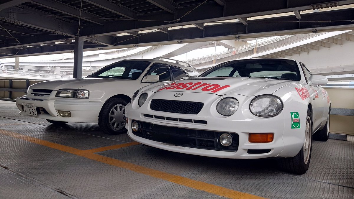 SCHWE1N_FLE1SCH's tweet photo. ゲームでの付き合いからまさか会って車並べることになるとは、7,8年前は想像もしてなかった。

ところでセリカさんあなたもこちら側ですか？
#オンラインダサシートオフ https://t.co/U2LCUsvPbz