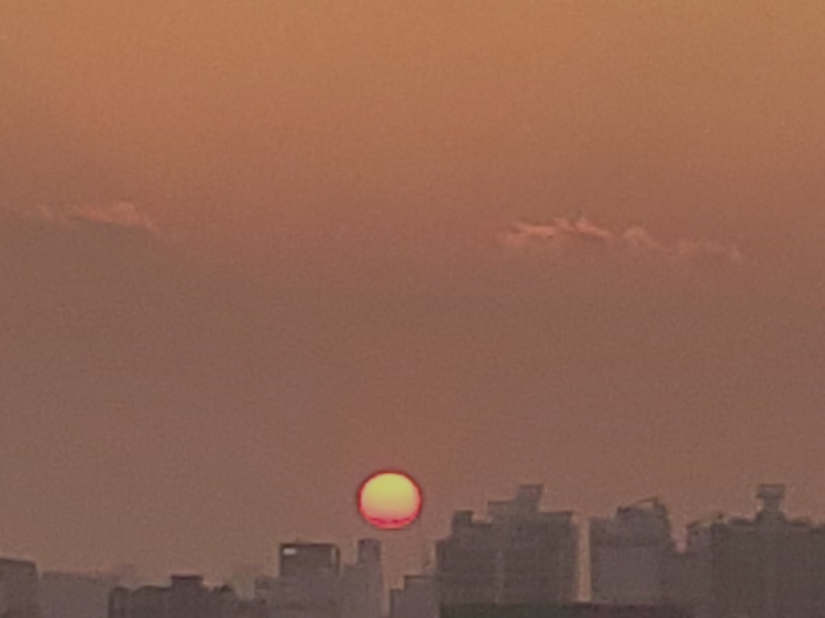 ai_jiminily's tweet photo. Not taehyung editing the same post for every pic he posted !?!? Shshshsh basically deleted the previous pic and replace with the next pic to guess his age of that pic 😂😂😂😭😭😭
-------

250518 #V #TAEHYUNG WEVERSE POST (post edited for each one 😂)

(1) *no pic here, just caption* 
🐻 im gonna send pics, so guess my age, go?

(2) 🐻 im gonna send pics, so guess my age, go?
*pic*
How old?

(3) 
*new pic*
Previous: 🐻 How old?
Edited: 🐻 Which year, which month?

(4)
*new pic*
🐻 which year is the sun glow?