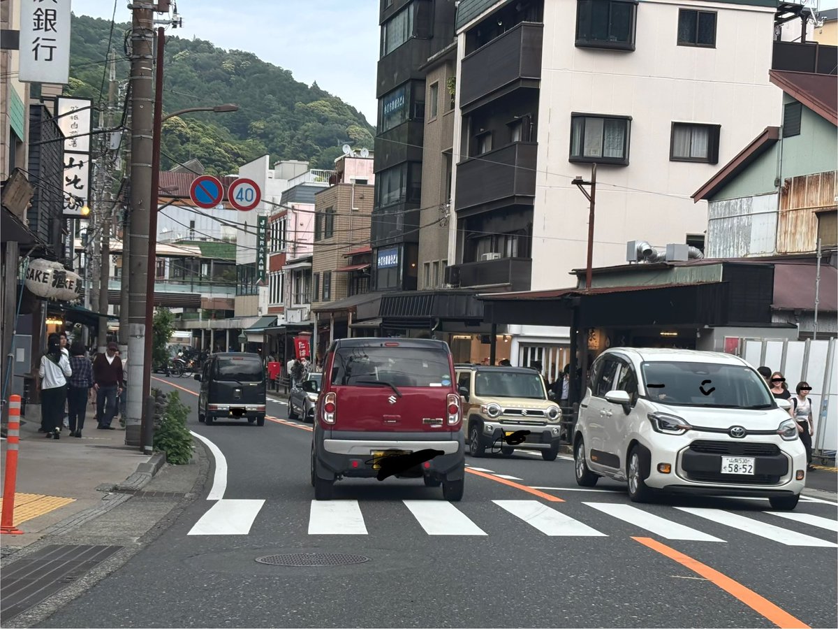 the_ninjamax's tweet photo. 箱根の登りの渋滞は湯本駅前の横断歩道🚸が原因にも関わらず何年も放置されてます。
箱根だから混むのかーとか言うわけではないのです。横断歩道に信号付けるか歩道橋にすれば良いだけです。
#箱根
#湯本
#箱根渋滞
#箱根駅伝 https://t.co/6idSRW6dxD