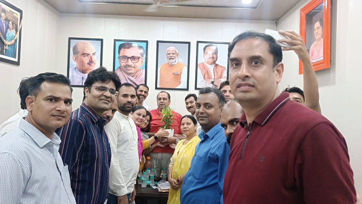 liladharramchan's tweet photo. @drpankajbjp आज दिल्ली नर्सेज फेडरेशन के प्रतिनिधिमंडल ने स्वास्थ्य मंत्री से मुलाकात की और नर्सेस की समस्याओं को मंत्री जी समक्ष रखा। https://t.co/yH6GtI3pNy